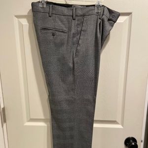 Mens Kenneth Cole Reaction dress pants size 34x32 black, white, gray plaid